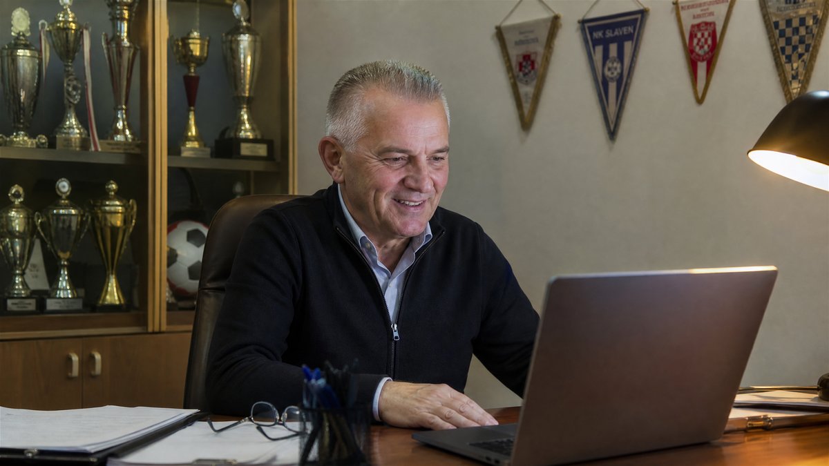 Predsjednik kluba zadovoljno gleda statistiku online donacija - kako online donacije mijenjaju finansiranje sporta na Balkanu